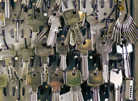 Schlüsselschrank mit Schlüsselrohlingen in unseren Werkstadt